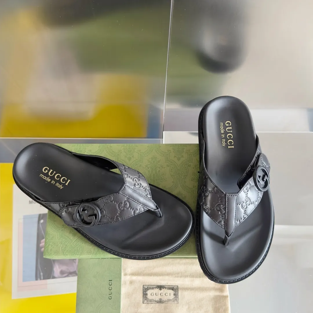 [G Home] Men's Men's Shoes💰: 300💰Size: 38-45 🆕2024Gucci Gucci Summer New Style Double G Presbyopia Flip-flops Cross Sandals Thick Sole Slippers Beach Shoes Original Purchase and Development Production G family's 2024 new summer dark horse items, fashion bloggers at home and abroad have put on the show, and it has become popular on social platforms at home and abroad. Fashionistas must pay for it, and they spend a lot of money to create ingenious craftsmanship and accurately restore every detail. Exquisite packaging at the delivery counter🛍📦 ▪️ Fabric: Original imported double G presbyopic leather ▪️ Lining: Original imported leather ▪️ Sole: Original open molded T men's shoes 💰U outsole ▪️ Bottom thickness: 3CM